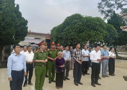Lãnh đạo xã Nghĩa Khánh dâng hương tưởng niệm các anh hùng liệt sỹ